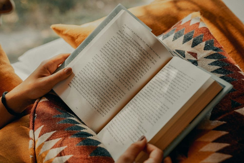 Leitura regular fortalece cérebro, reduz estresse e melhora saúde mental, apontam estudos